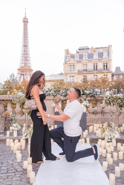 Marriage Proposal in Paris + Photographer 1h-Proposal agency - Arriving at the Eiffel Tower setting