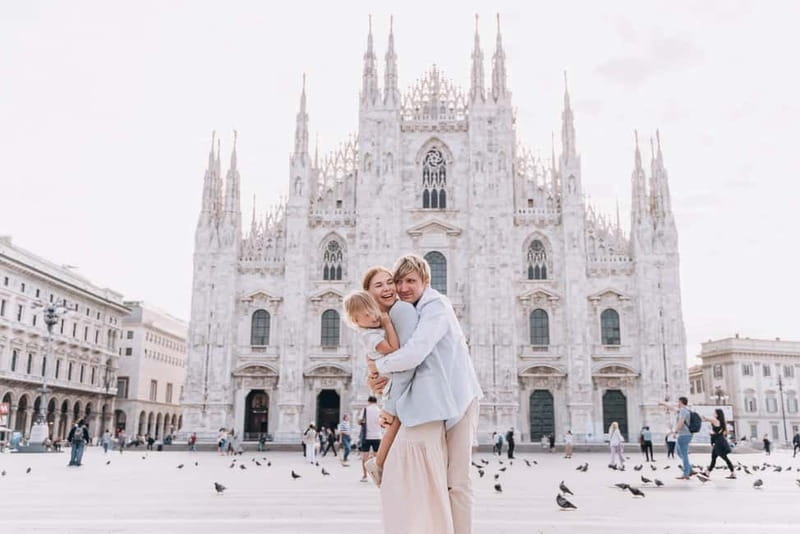 Milan: Photoshoot at the Cathedral - Posing Help for Couples, Families, and Solo Visitors