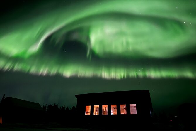 Mountaintop 360° Best Alaskan Cabin with Photography @Aurora Camp - Waiting inside the mountaintop cabin