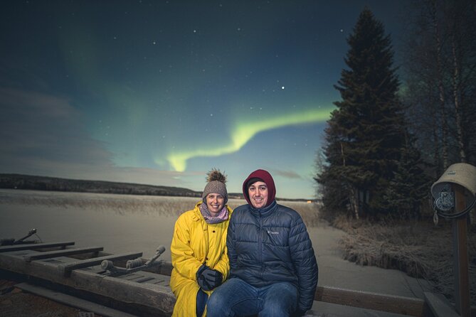 Northern lights hunting photo tour with bbq; small groups - Waiting by the fire with sausages and hot drinks
