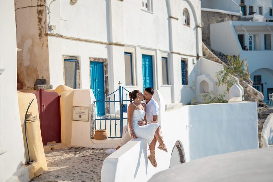 Oia: Couple photoshoot with 30 edited Photos - Why a professional shoot helps in Oia
