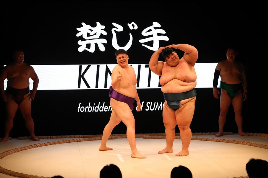 Osaka: Sumo Stage Show with Bento or Snack + Fight & Photo - The photo and final meeting with the wrestlers