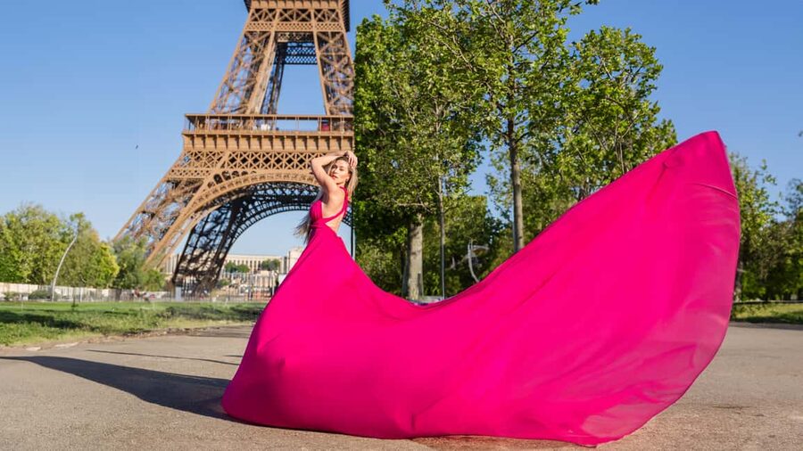 Paris: Eiffel Tower Flying-Dress Photoshoot jonadress - Pont d’Iéna: starting beneath the Eiffel Tower