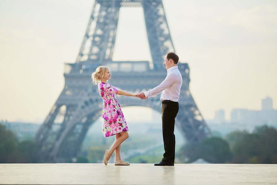 Paris: Eiffel Tower Photoshoot - Families, proposals, and night sessions