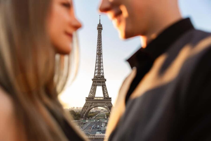 Paris: Eiffel Tower Photoshoot - Who should book this experience?