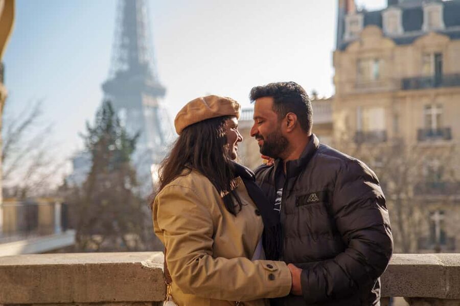 Paris: Eiffel Tower Photoshoot with a Professional - Languages, access, and who should book