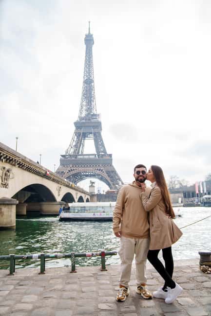 Paris: Eiffel Tower Photoshoot with a Professional - Choosing between 15 minutes and one hour