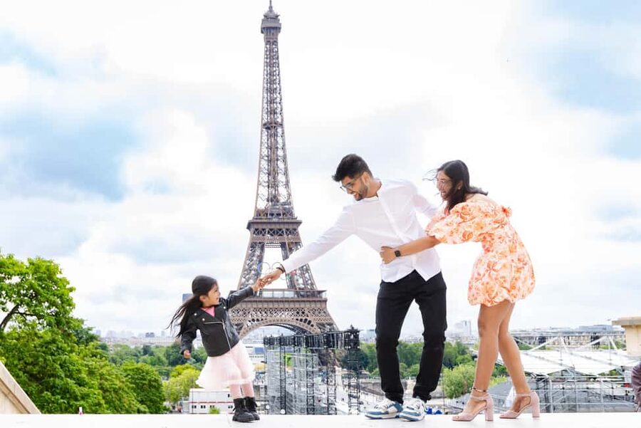 Paris: Eiffel Tower Premium Photoshoot - Handling rain, delays, and crowded Paris streets