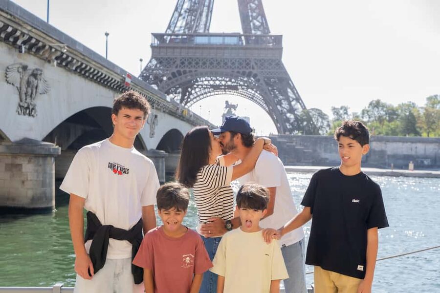 Paris: Eiffel Tower Premium Photoshoot - Meeting at Pont de Bir Hakeim