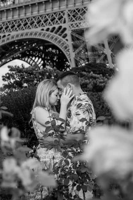 Paris: Eiffel Tower Street Photoshoot - Proposals, surprises, and personal requests