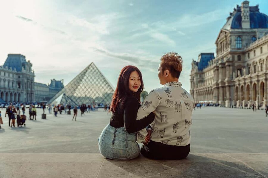 Paris: Eiffel Tower Street Photoshoot - Weather, crowds, and seasonal planning