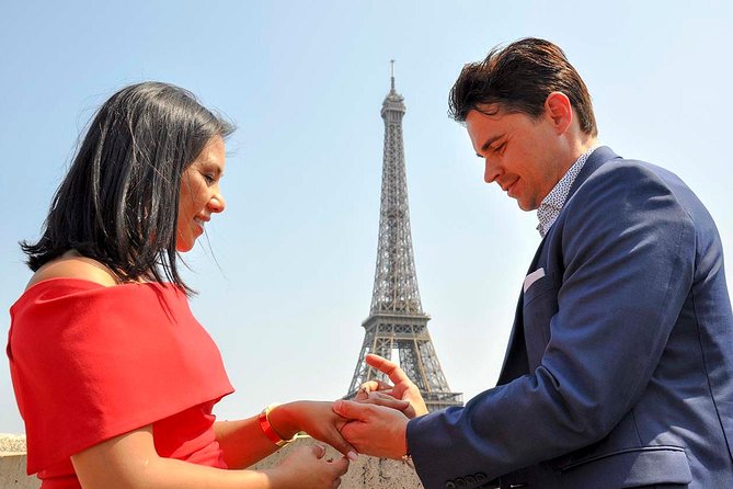 Paris Engagement Proposal Private Walking Tour with Professional Photographer - Choosing between the Louvre and Eiffel Tower