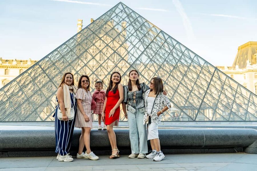 Paris: Louvre Photo Shoot - Which photographer style may suit you
