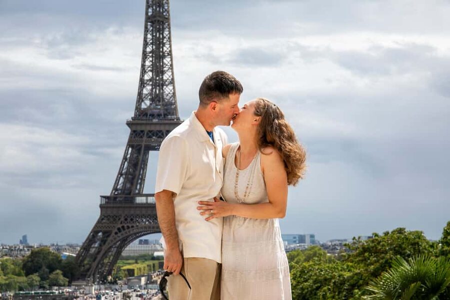 Paris: Photoshoot Around Eiffel Tower with 55 Edited Photos - Is $100 good value for up to six people?
