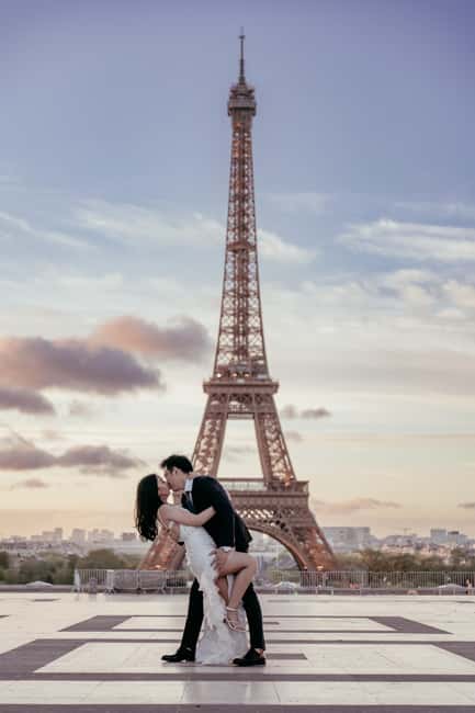 Paris: Premium Professional Photo Shoot - Choosing the Eiffel Tower for Classic Paris Photos