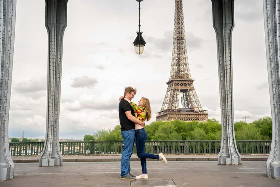 Paris: Private Photoshoot at the Eiffel Tower - Posing help for camera-shy people