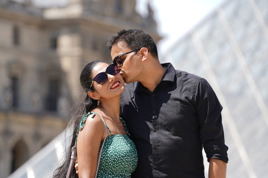 Paris: Private Photoshoot Outside the Louvre Museum - Is $69 good value for a private group?