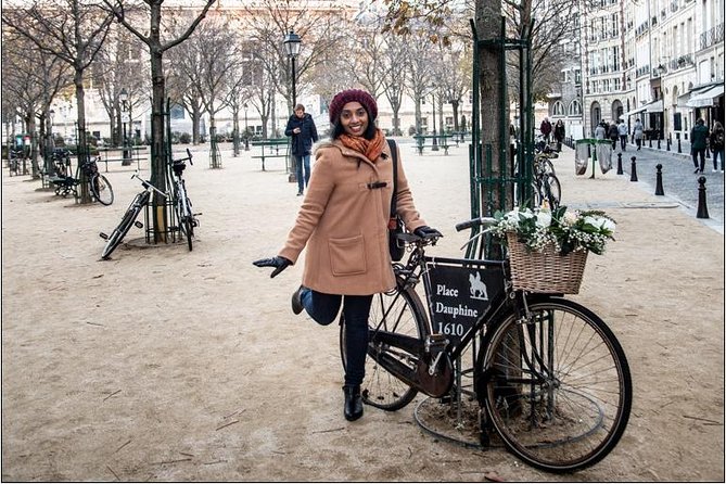 Paris Private Walking Tour with a Personal Photographer - Choosing between famous sights and quieter backdrops