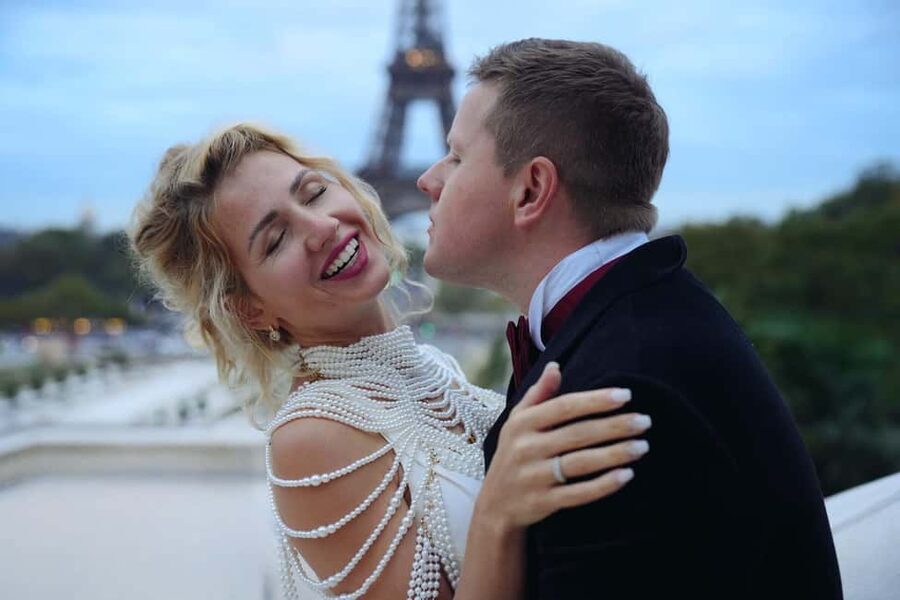 Paris: Professional Photoshoot by the Eiffel Tower - Unlimited photos, directed poses, and natural moments