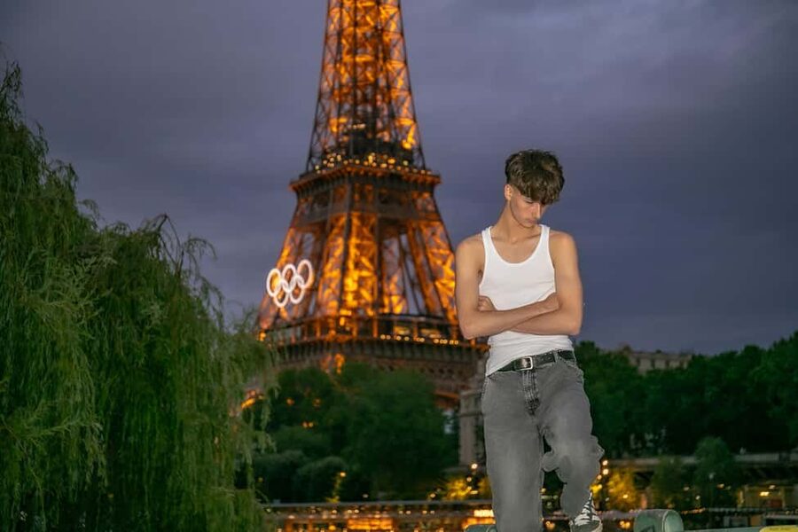 Photo session for couples with flowers around Eiffel tower - Key Details at a Glance