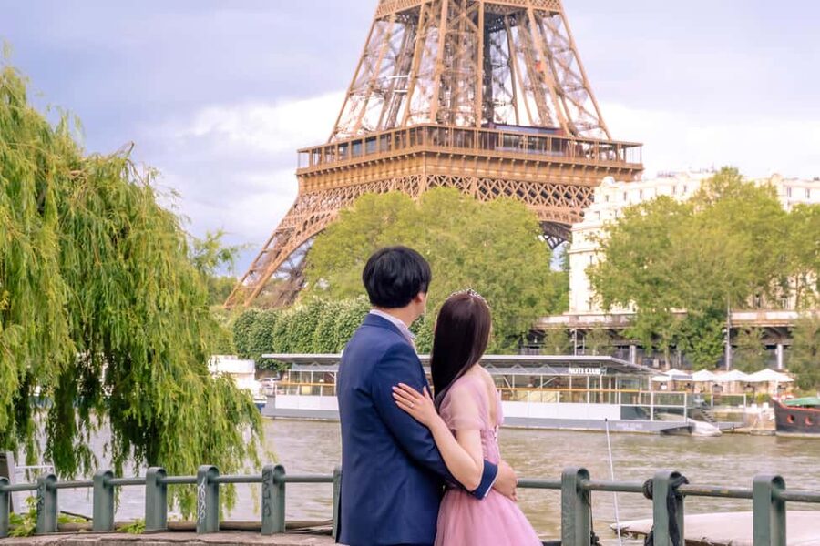 Photo session for couples with flowers around Eiffel tower - Who Will Get the Most From This Experience