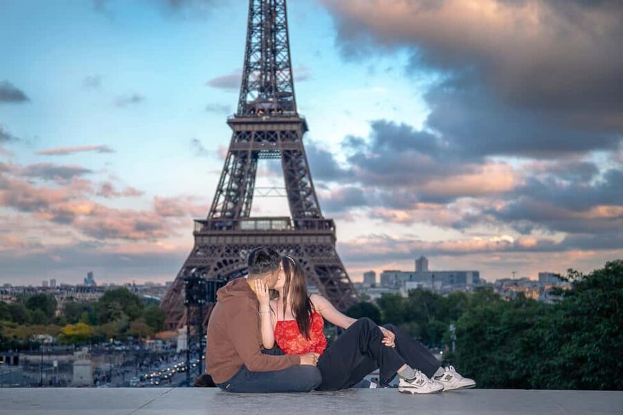 Photo session for couples with flowers around Eiffel tower - Why Trocadéro Is a Smart Place for Couple Photos