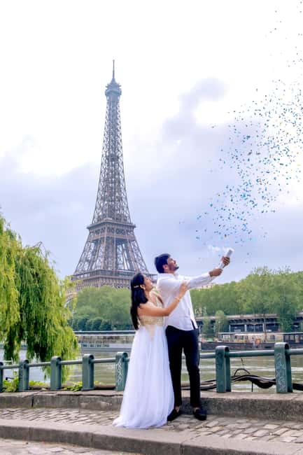 Photo session for couples with flowers around Eiffel tower - What Makes the Eiffel Tower Backdrop Work