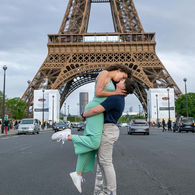 Photo session for couples with flowers around Eiffel tower - Flowers, Clothing, and Personal Requests