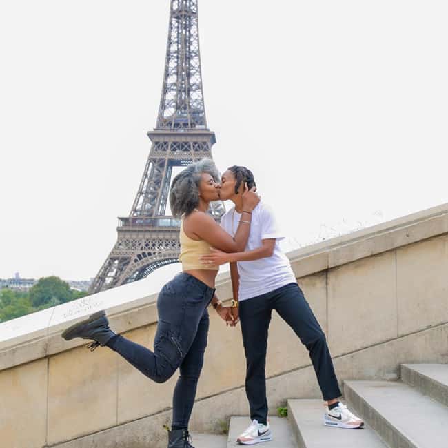 Photo session for couples with flowers around Eiffel tower - What You Do Not Get