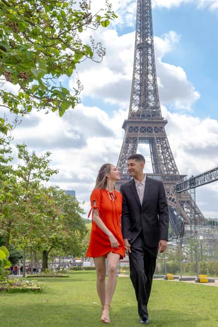 Photo session for couples with flowers around Eiffel tower - Languages, Access, and Group Style