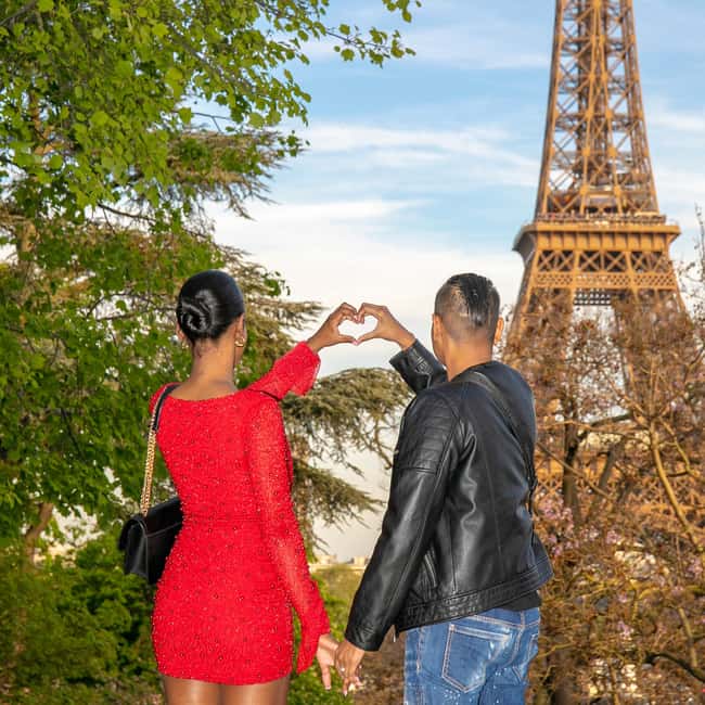 Photo session for couples with flowers around Eiffel tower - Timing and Practical Planning