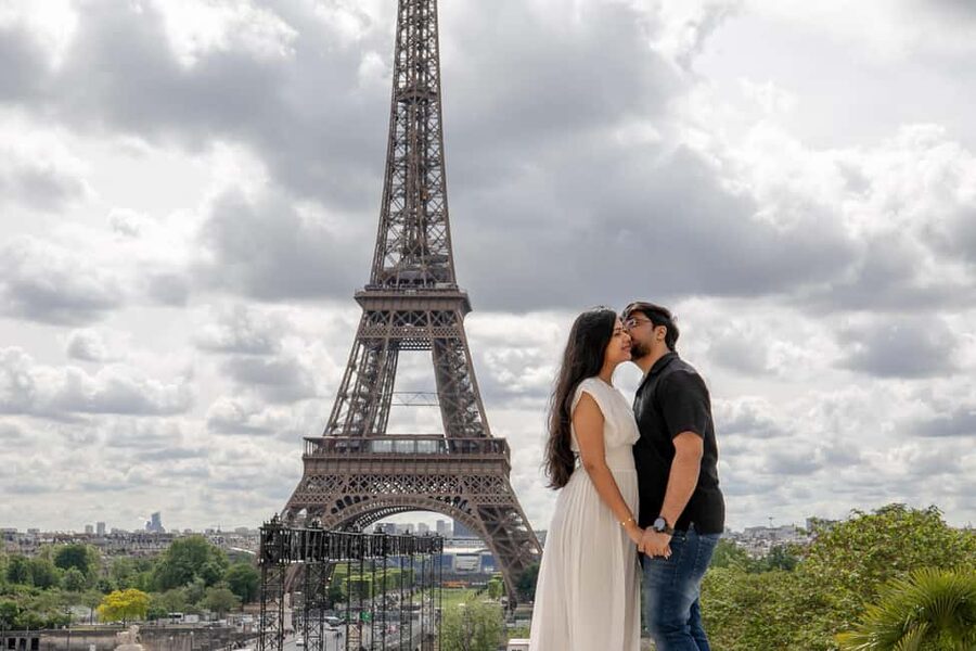 Photo session for couples with flowers around Eiffel tower - How the One-Hour Session Works