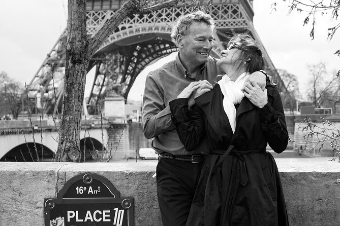 Photo Session in Paris - Photographer at the Eiffel Tower - Phineas brings the posing help you may need