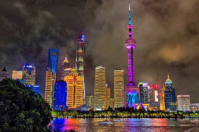 Photo Session on the Famous Shanghai Skyline - What the praise points to