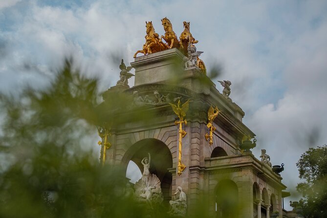 Photo Walking Tour Barcelona Cathedral Gothic Quarter El Born - Framing the Arc de Triomf