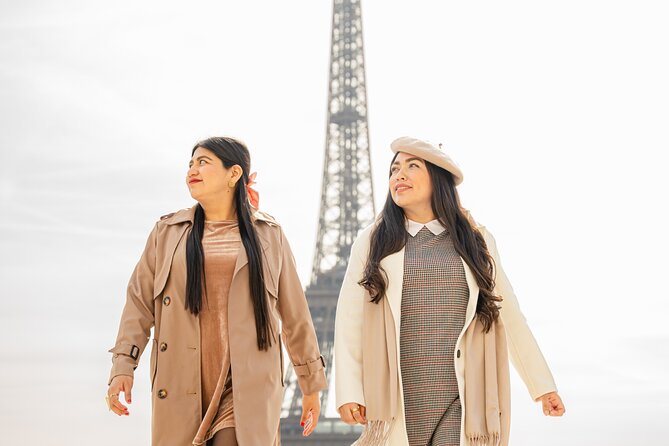 Photoshoot in Paris - Eiffel Tower - Why The Private Format Works For Groups