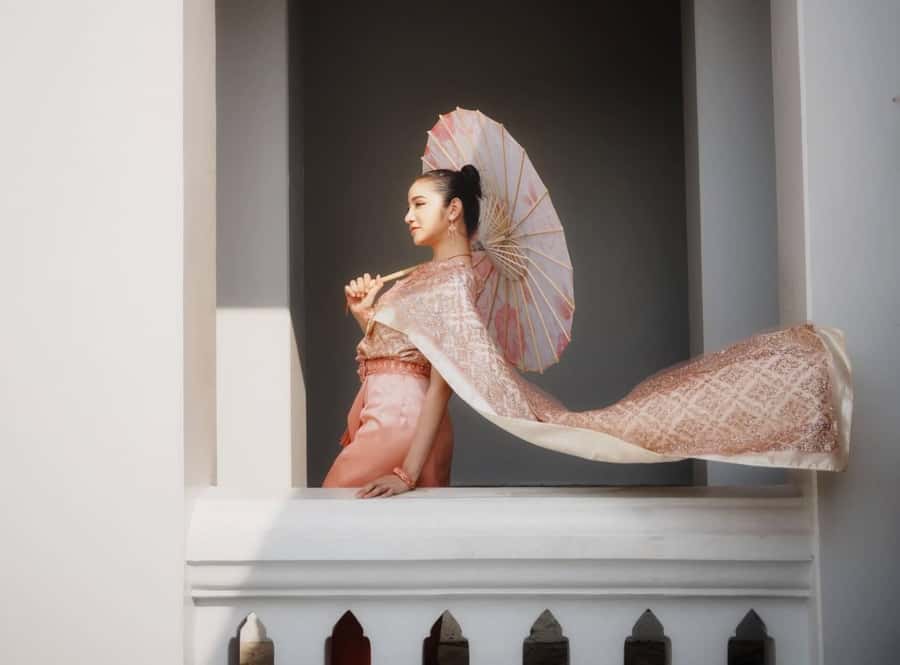 Photoshoot in Thai Costume - Why Wat Arun makes the setting special