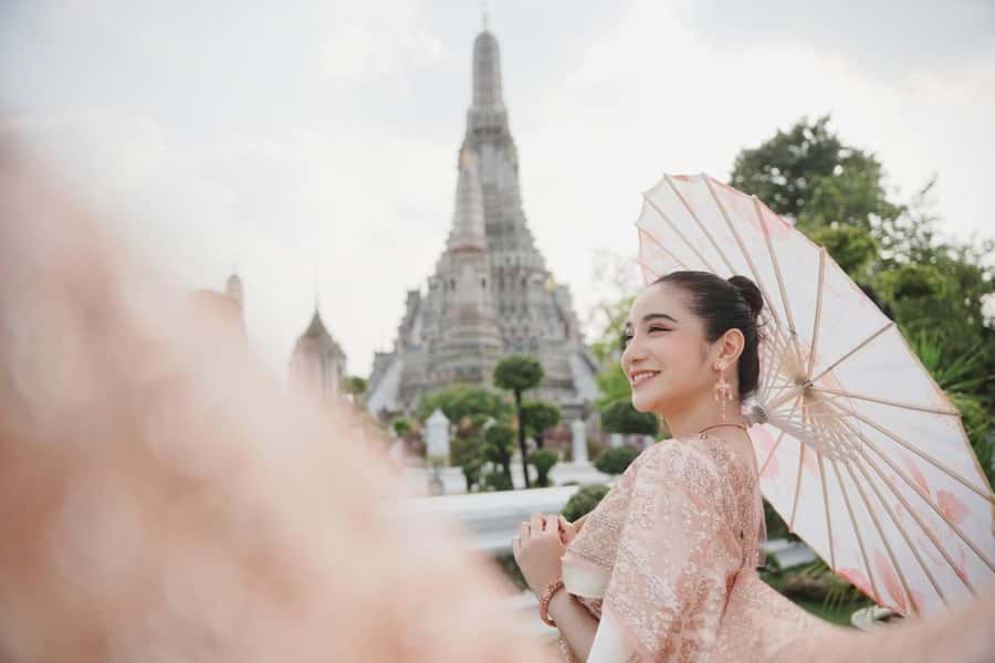Photoshoot in Thai Costume - Choosing the costume and getting ready