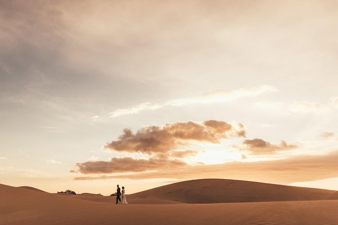 Photoshooting in the Maspalomas Dunes - Walking into the Maspalomas dunes at sunset