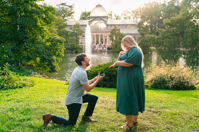 Private Photo Session Tour for Couples in Madrid - Sabatini Gardens: A calmer finish