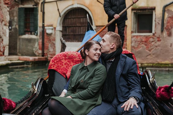 Private Photo Shoot in Venice with Gondola Ride - Quiet lanes and better-looking backgrounds