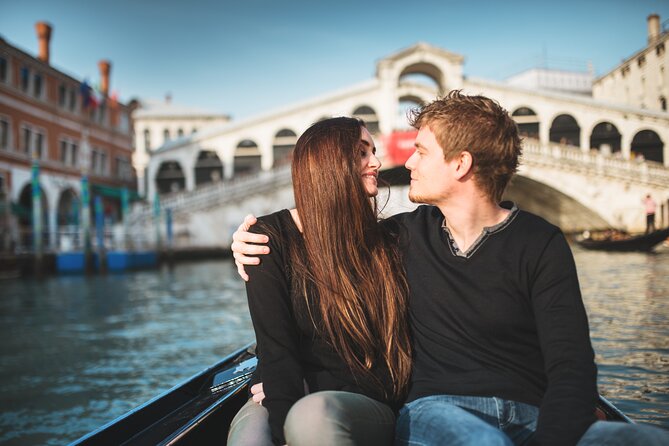 Private Photoshoot on Personal Gondola in Venice - Timing, group size, and who should book