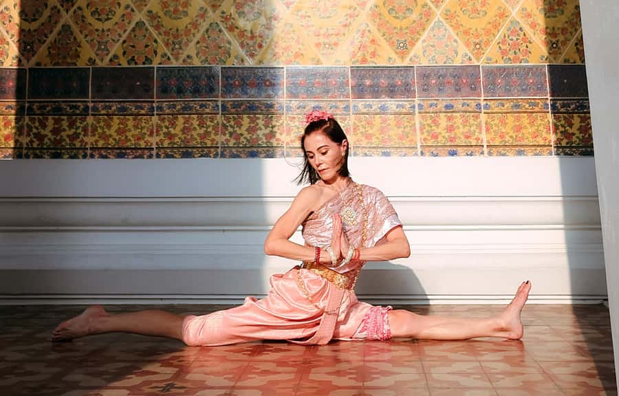 Professional Thai Costume Photography at Wat Arun, Bangkok - Choosing a Thai costume before the camera comes out