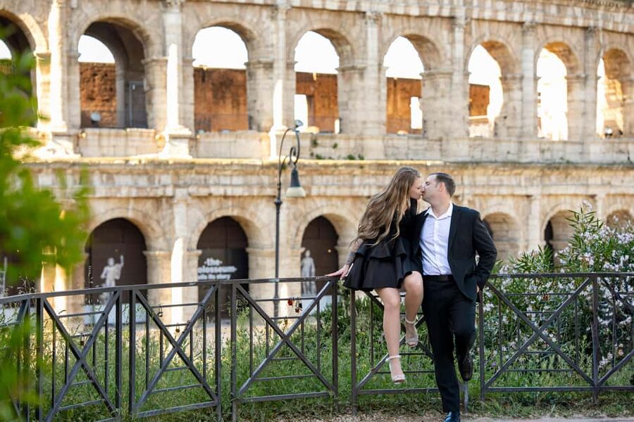 Rome: Colosseum Photoshoot – Private Session - A photographer who helps you relax