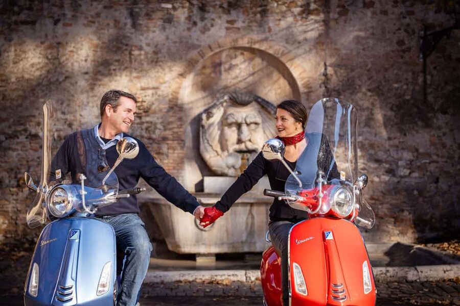 Rome: Vespa Photo Tour with City Center Pickup - Meeting your guide in central Rome