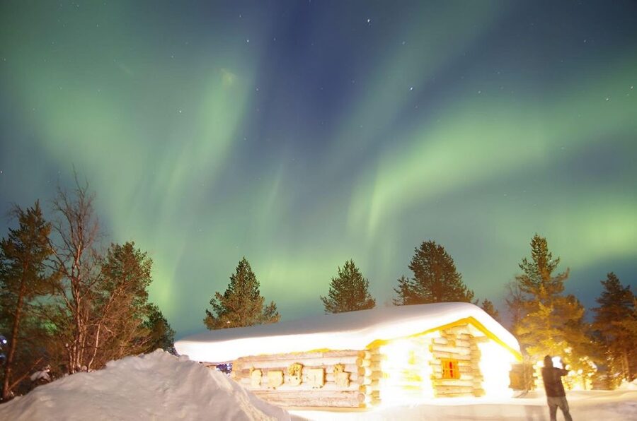 Rovaniemi: Aurora Hunting Photography Tour(98% Success Rate) - The fire, sausage, and Finnish snack stop