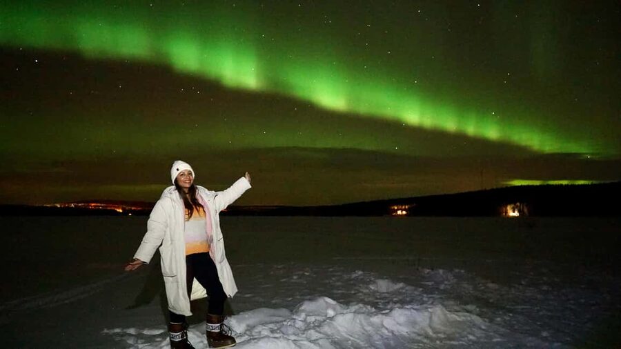Rovaniemi: Aurora Hunting Photography Tour with Barbeque - The Fire, Sausages, and Hot Berry Drink