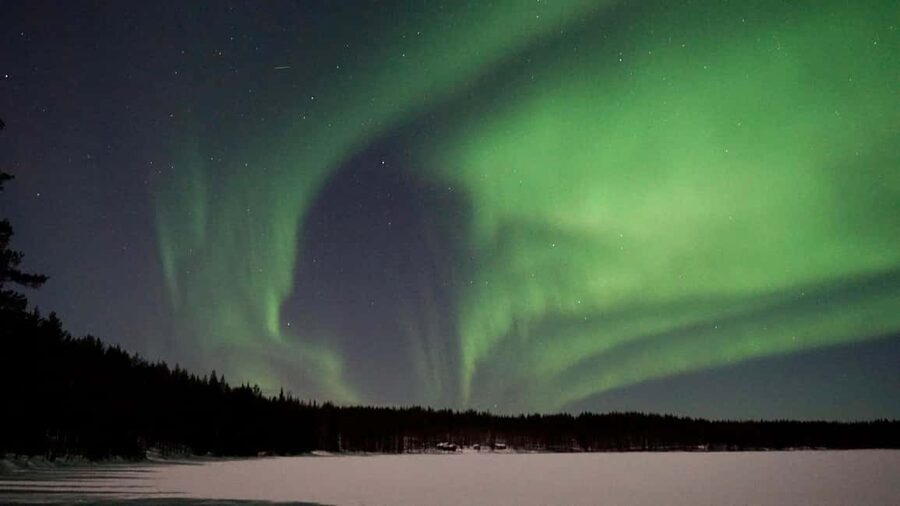 Rovaniemi: Aurora Hunting Photography Tour with Barbeque - Waiting for the Northern Lights