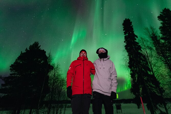 Rovaniemi: Northern Lights Pro Guaranteed - Unlimited (PRIVATE) - Campfire food and warm drinks