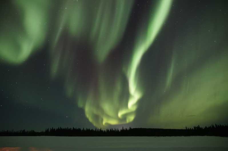 Saariselkä: Aurora Photo Tour by Car with Transfer & Drinks - Waiting beneath the northern lights